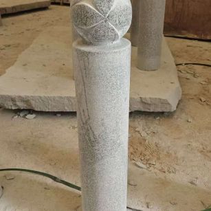 湖州 芝麻白花岗岩石材挡车石柱、停车柱、圆柱挡车柱、方柱挡车柱等