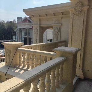 湖州 黄金麻别墅外墙干挂雕花配合阳台栏杆花瓶柱