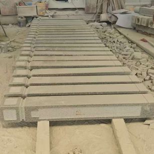 湖州 芝麻白异形加工雕刻-栏杆大柱，方柱