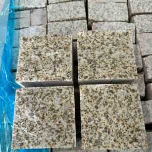 湖州 黄金麻花岗岩自然面小方块，弹石，马蹄石等