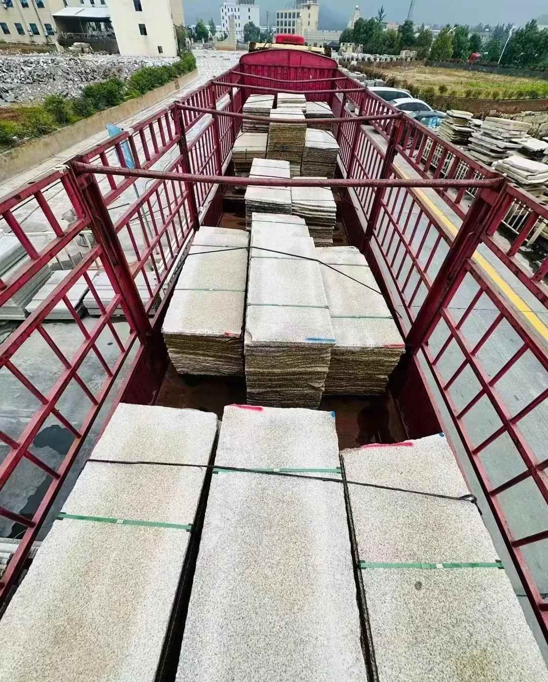 湖州 黄金麻花岗岩荔枝面，光面毛板装车完成