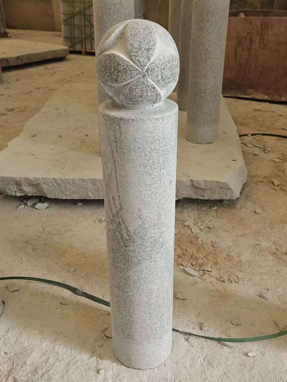 湖州 芝麻白花岗岩石材挡车石柱、停车柱、圆柱挡车柱、方柱挡车柱等