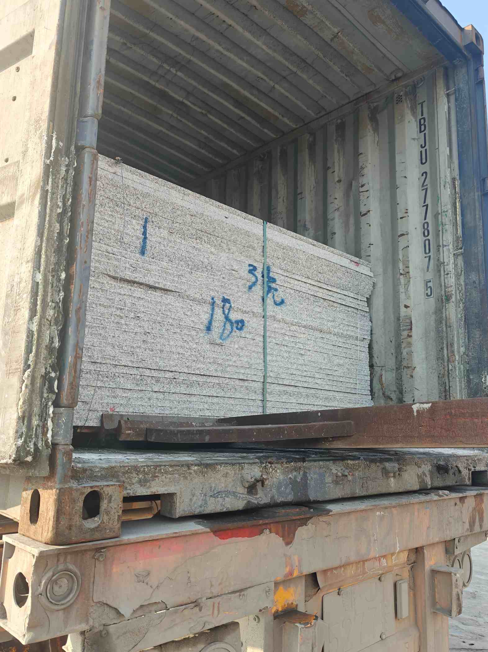 湖州 芝麻白花岗岩石材3.0公分光面毛板装柜出货