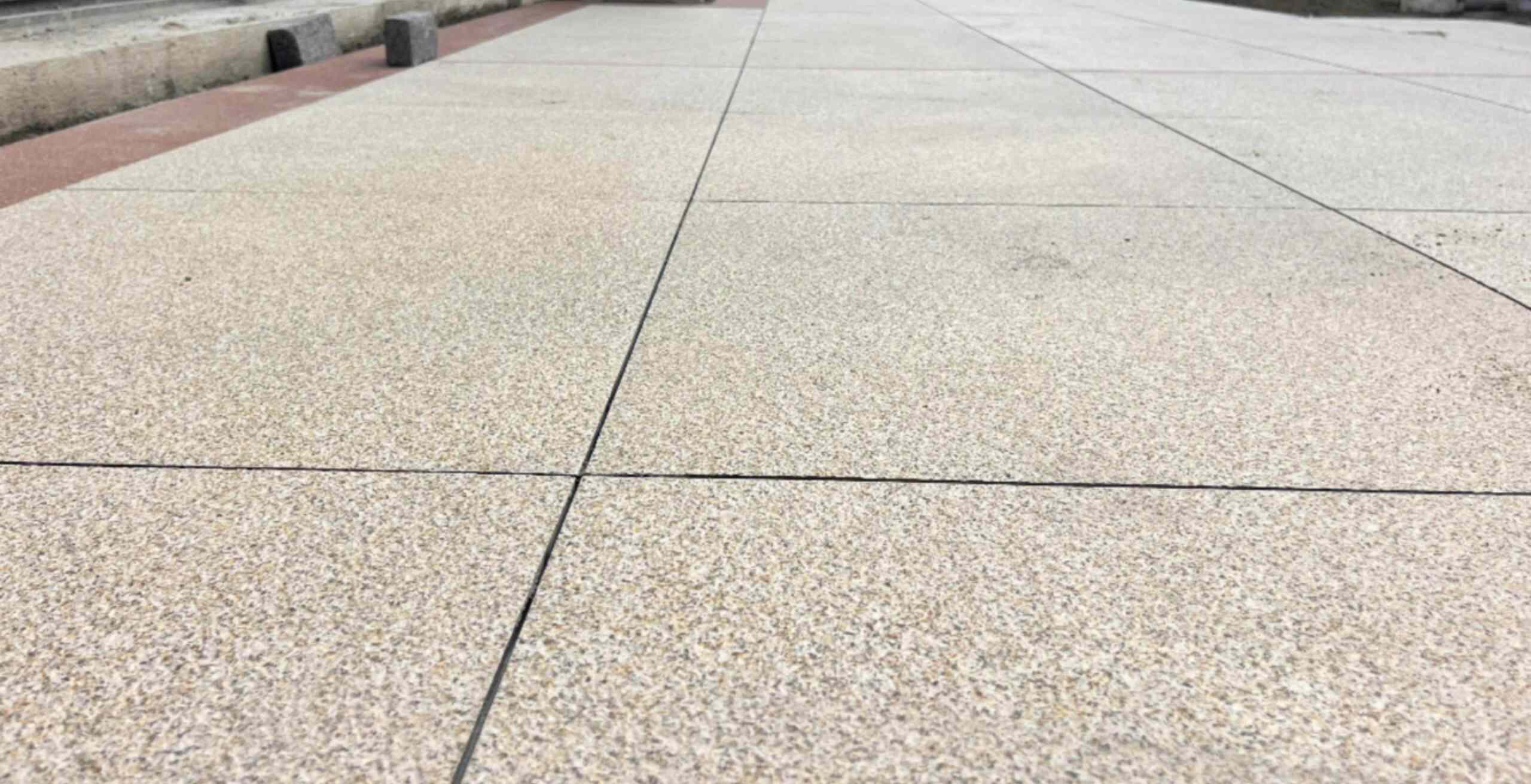 湖州 黄金麻花岗岩石板材荔枝面地面铺装效果