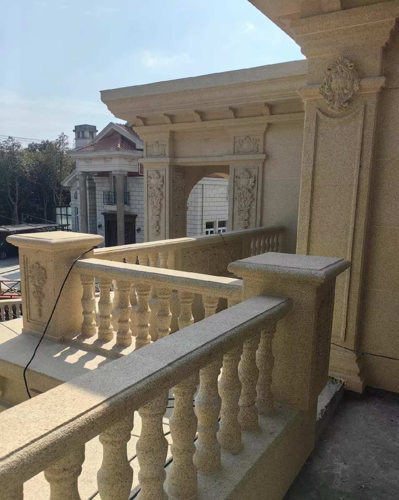 湖州 黄金麻别墅外墙干挂雕花配合阳台栏杆花瓶柱