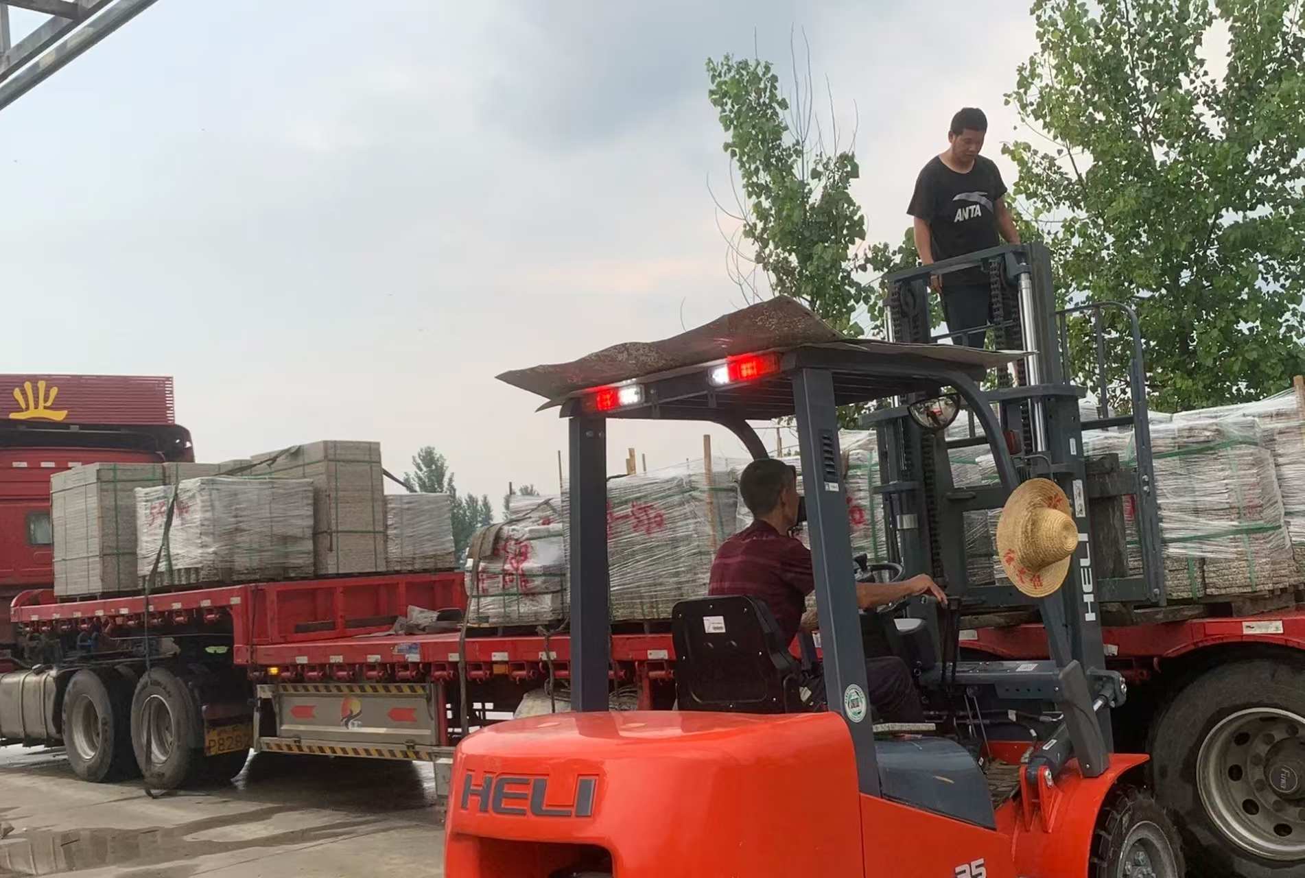 湖州 黄金麻冰裂纹，地铺石装车