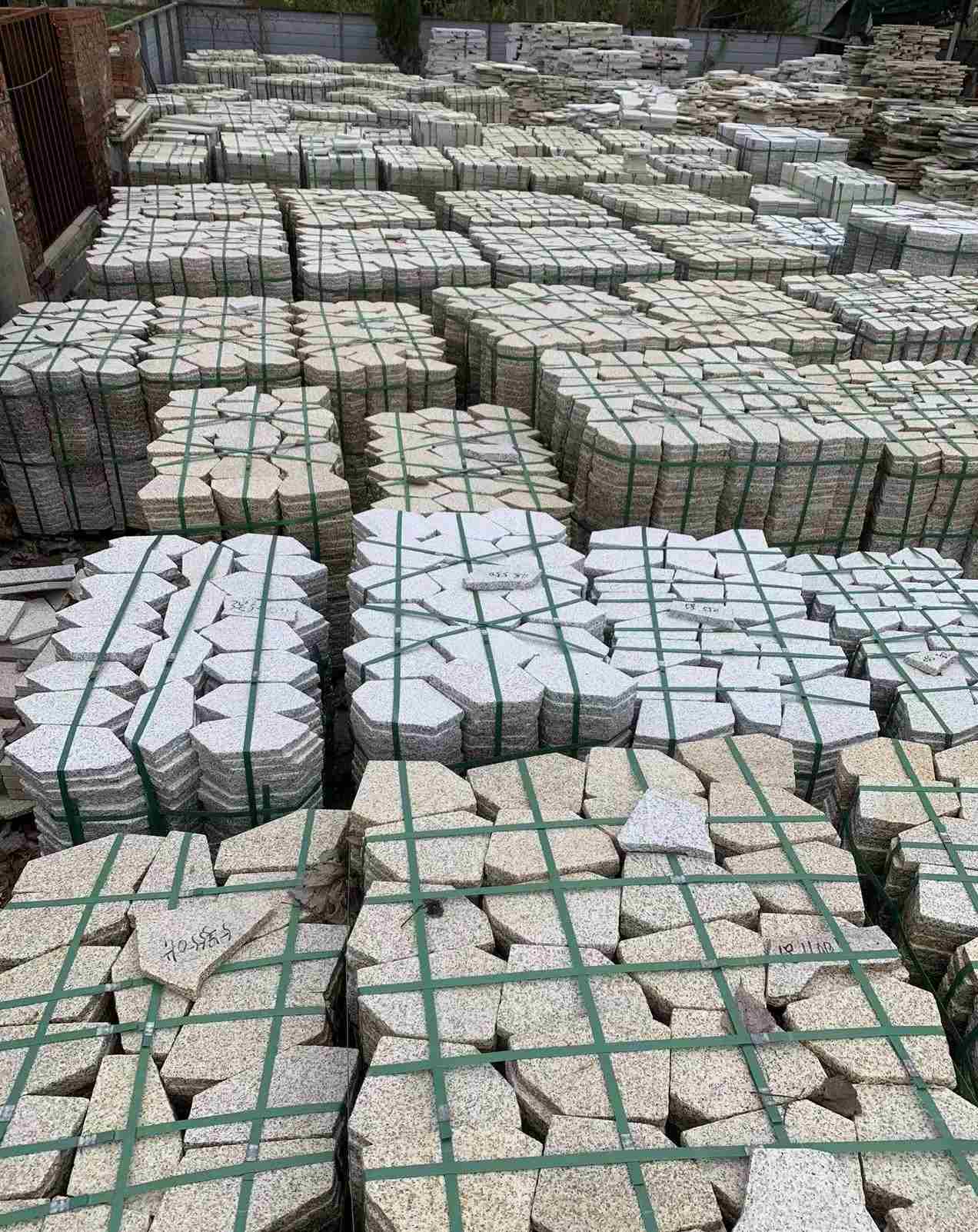 湖州 黄金麻白麻花岗岩荔枝面地铺石(冰裂纹)