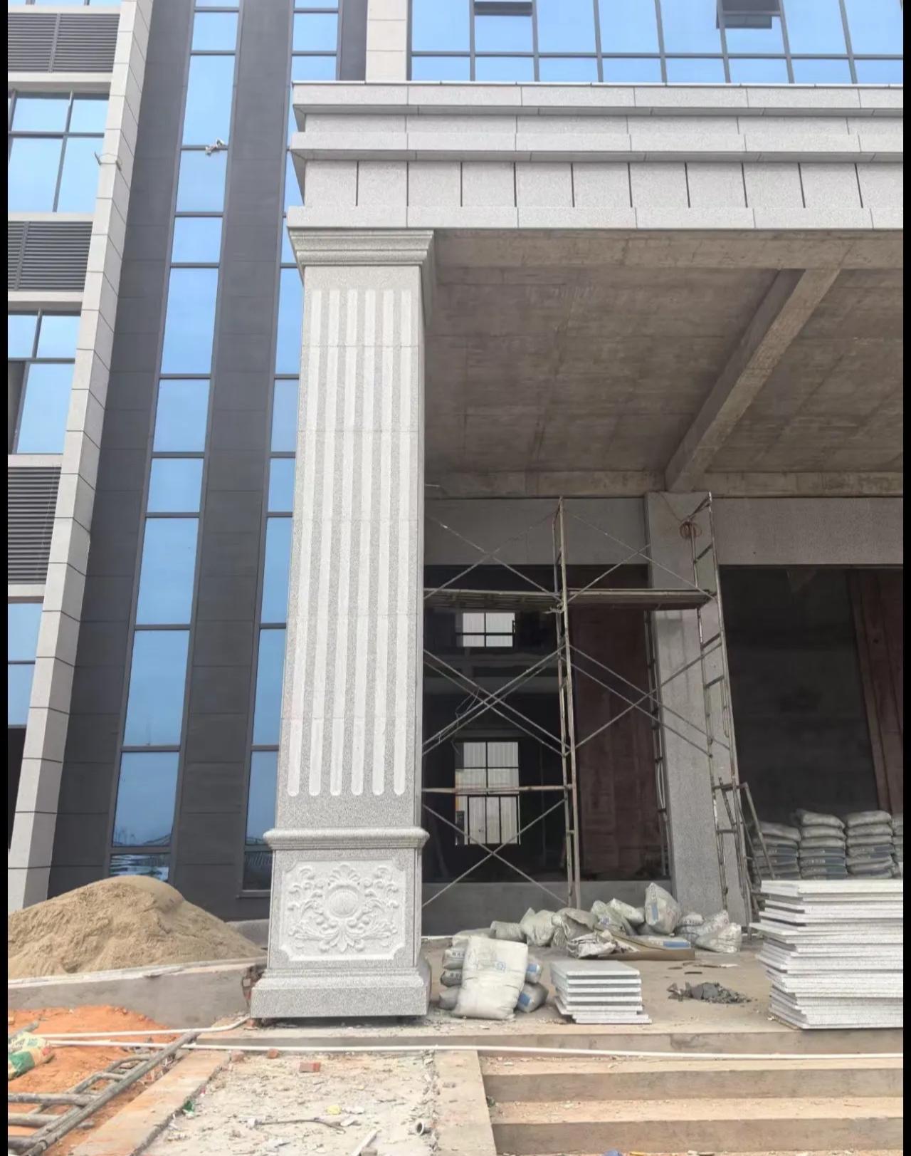 湖州 芝麻白光面花岗岩门楼大柱（罗马柱）配雕花底座