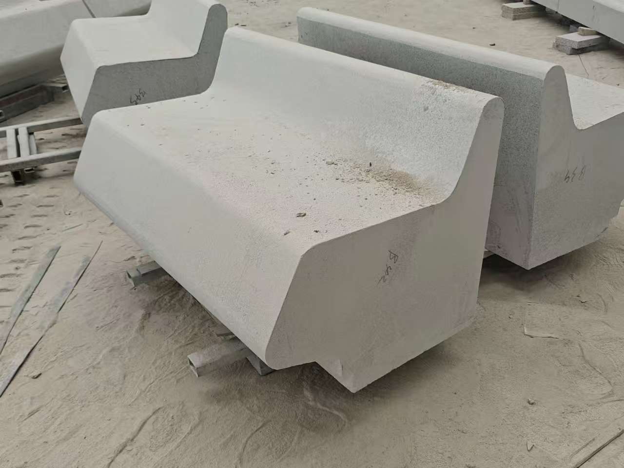 湖州 芝麻白花岗岩异形坐凳，石凳