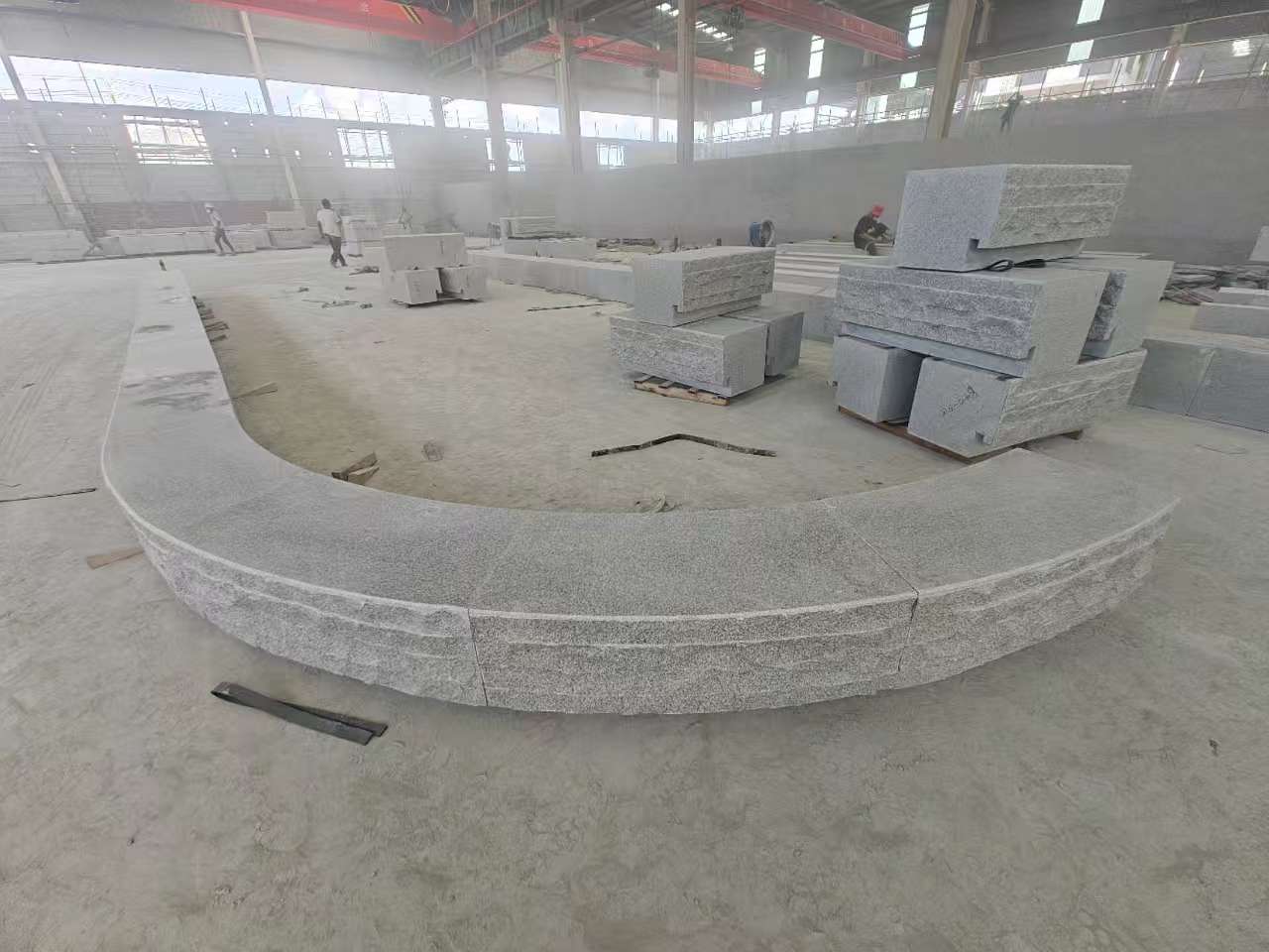 湖州 芝麻白异形坐凳，自然面光面弧形加工