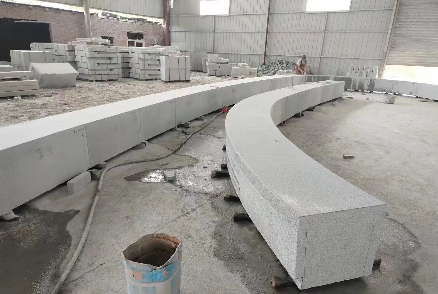 湖州芝麻白花岗岩石板材 园林光面弧形坐凳