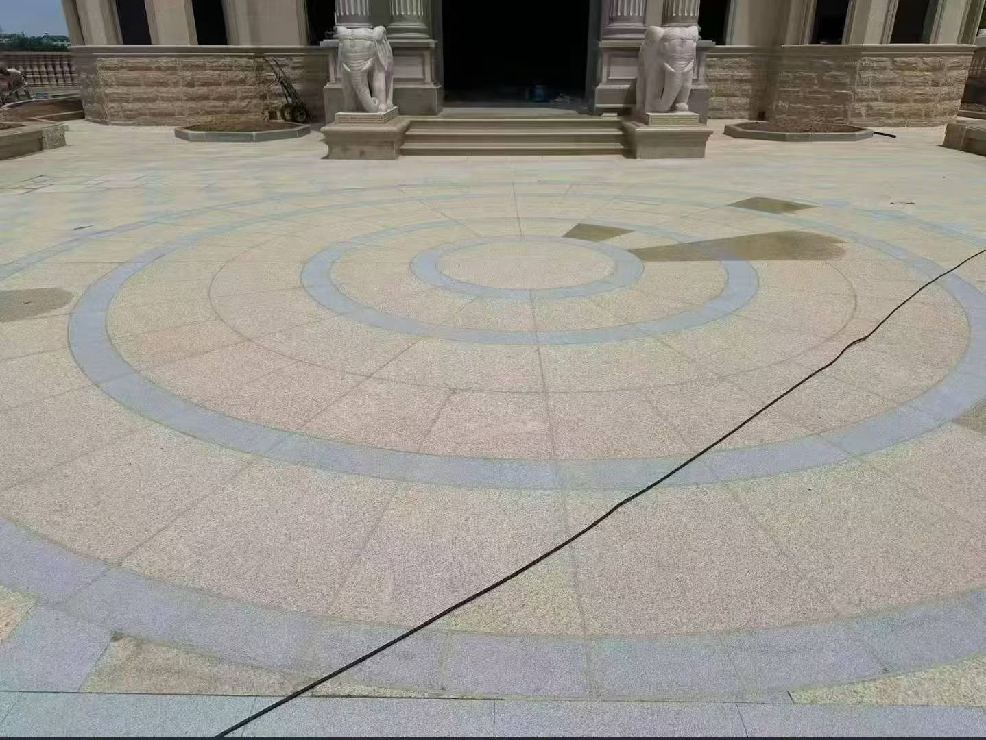 湖州 黄金麻芝麻灰花岗岩石材地铺拼接效果