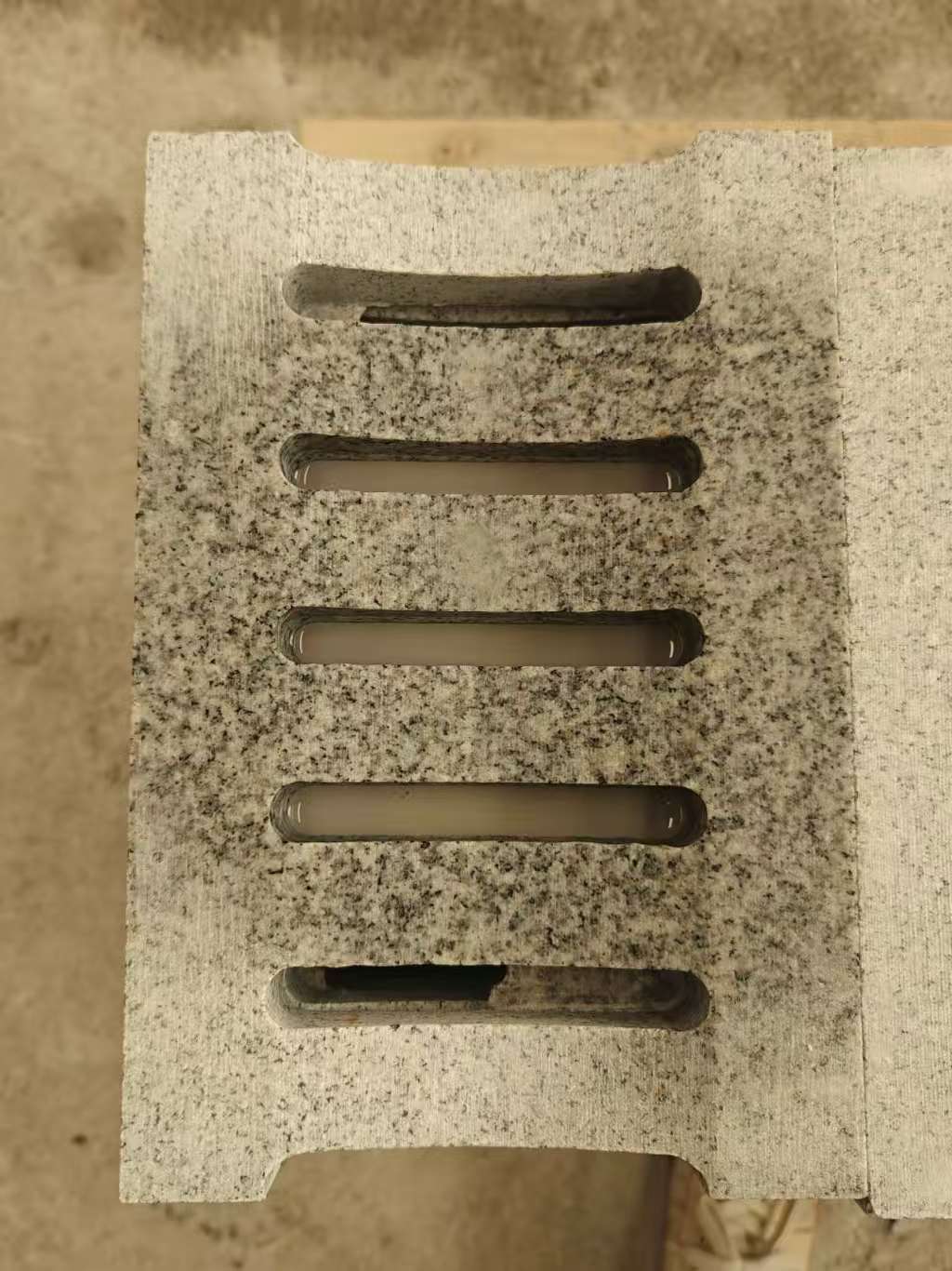 湖州 芝麻白拉丝面花岗岩U型开槽排水槽