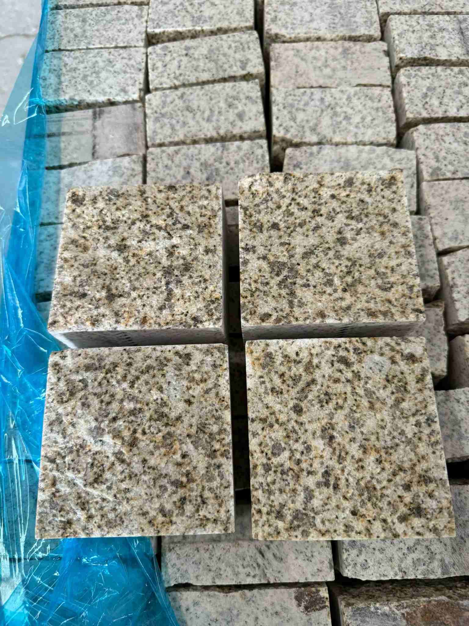 湖州 黄金麻花岗岩自然面小方块，弹石，马蹄石等