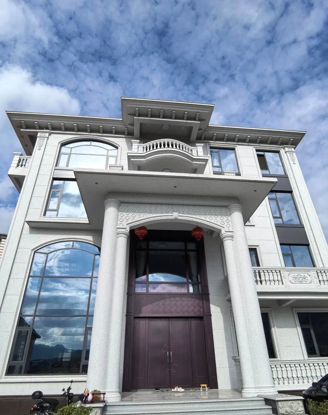 湖州白麻别墅外墙干挂石材效果示例