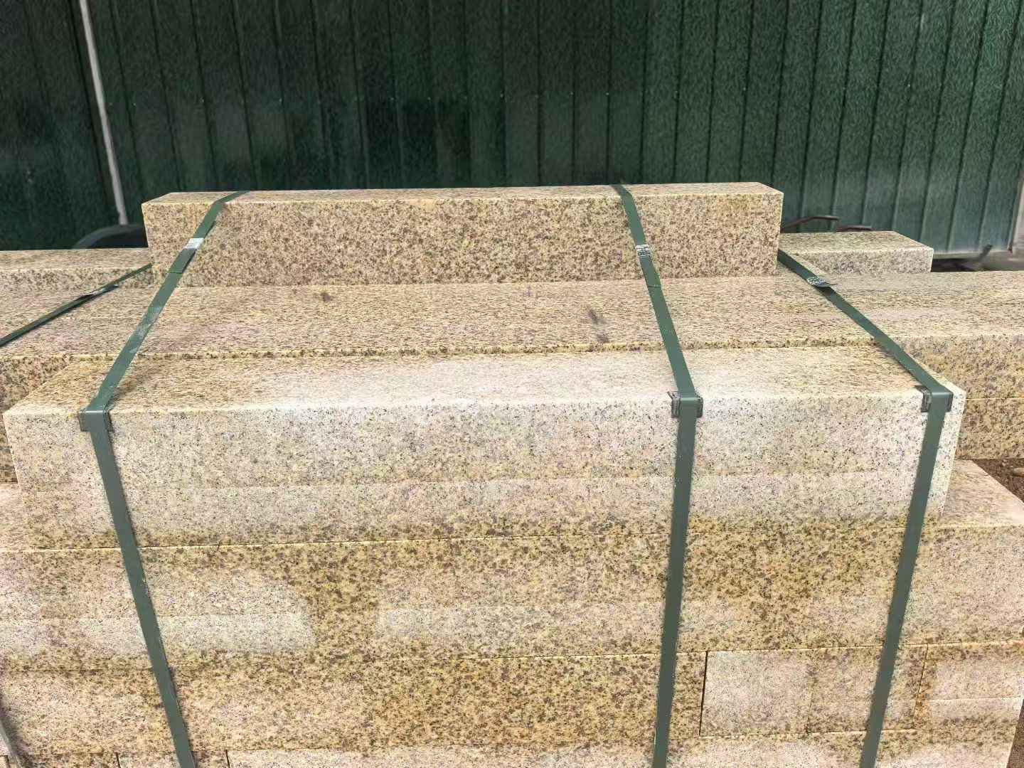 湖州 黄金麻花岗岩石材机切面栏杆料半成品