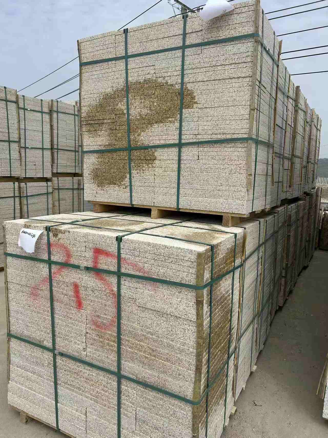 湖州 黄金麻花岗岩石材荔枝面地铺石2.5*300*600