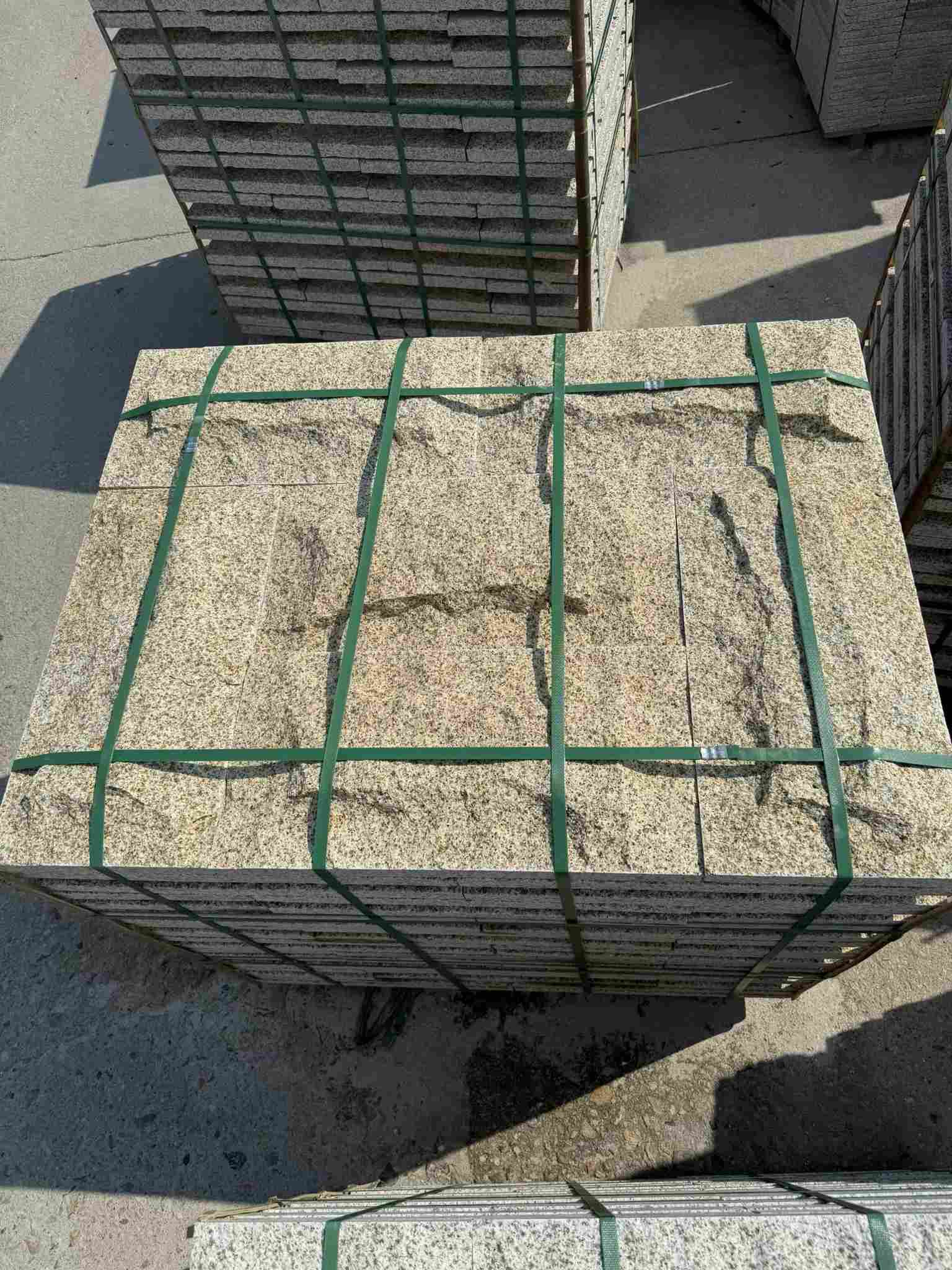 湖州 黄金麻花岗岩石材自然面蘑菇石成品