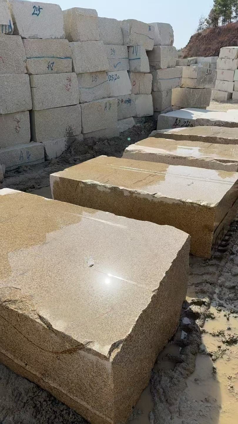 湖州 黄金麻方料堆场洗料分选中，原材料充足