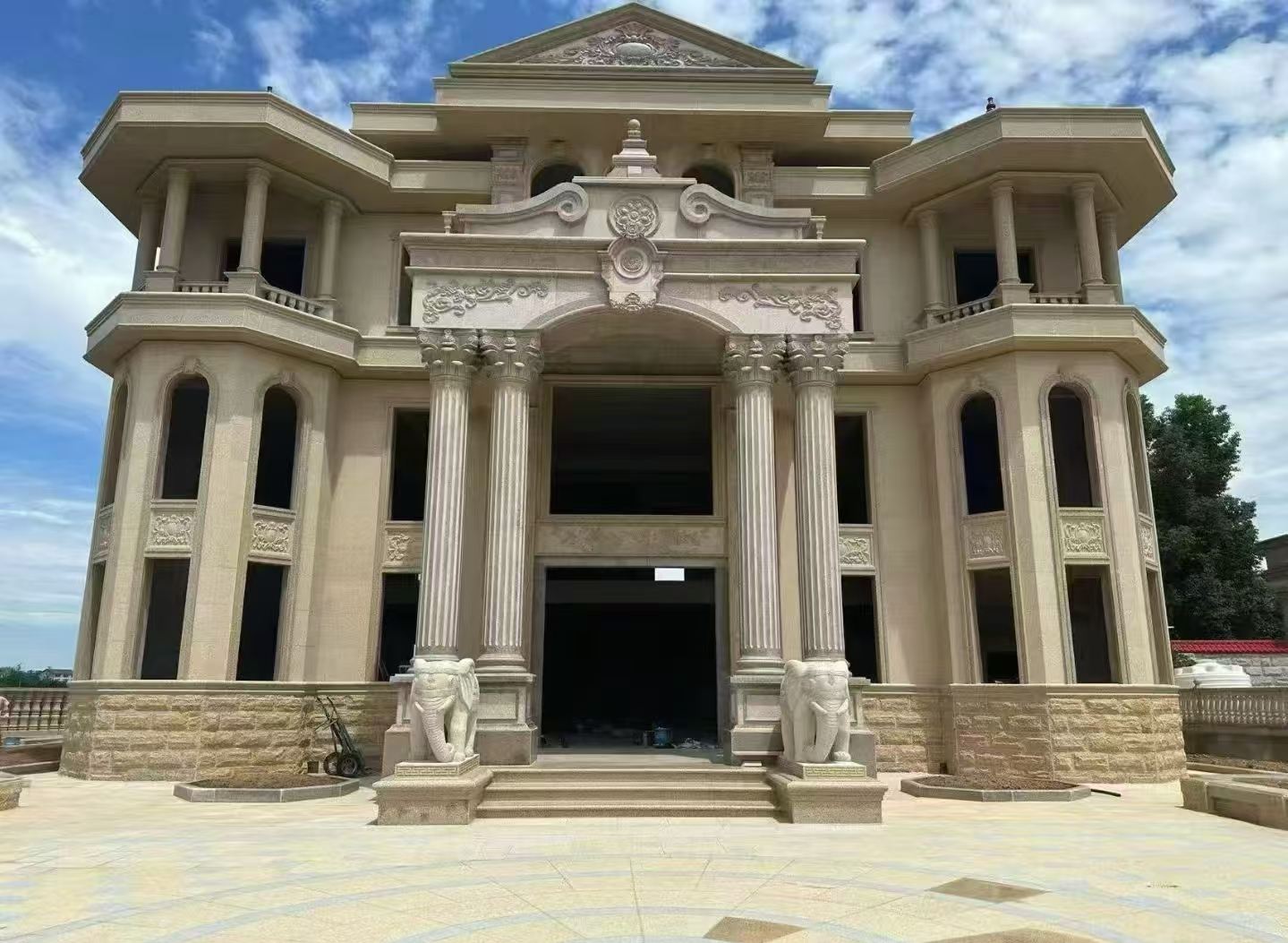 湖州 黄金麻别墅外墙干挂，大柱，大象，蘑菇石，雕花板