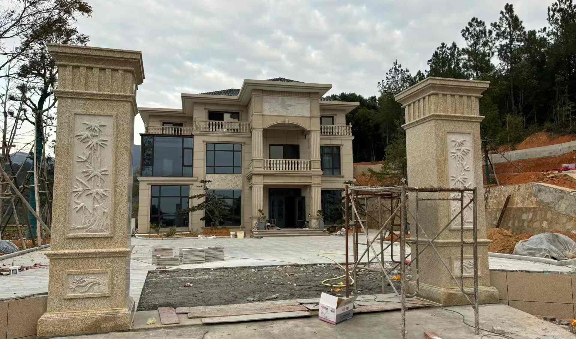 湖州 黄金麻花岗岩别墅雕花外墙干挂配上门口雕花罗马柱