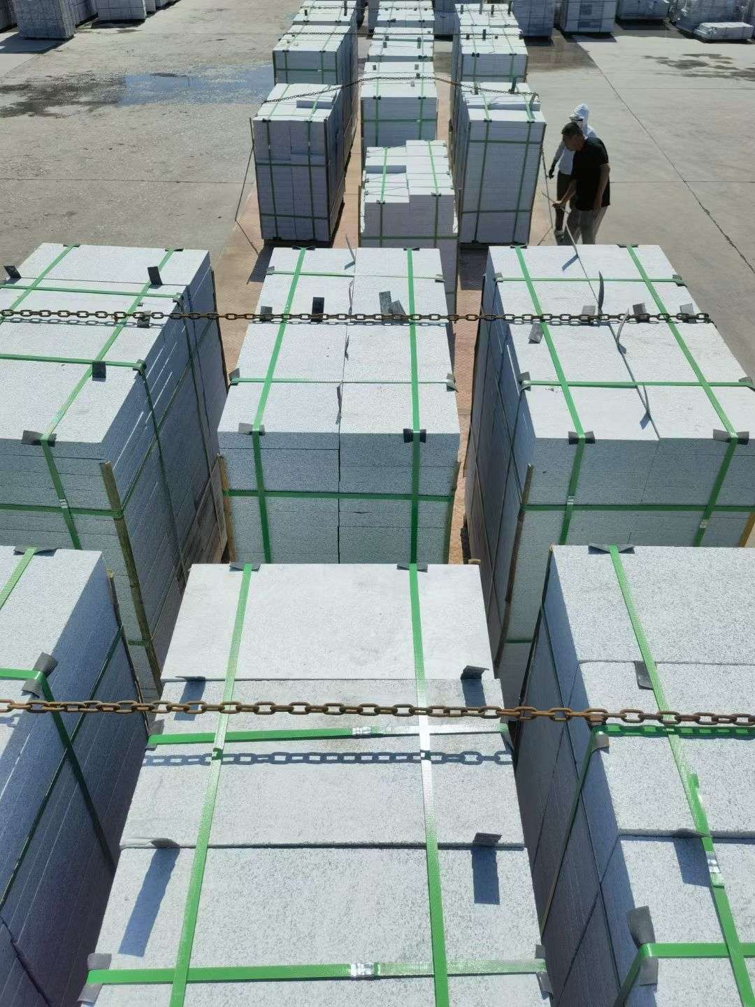 湖州 芝麻白花岗岩5公分地铺石 花岗岩厂家工厂装车日常